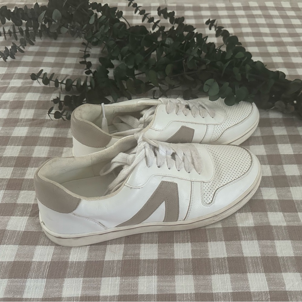 MIA White/Taupe Casual Sneakers Size 9 Excellent Condition